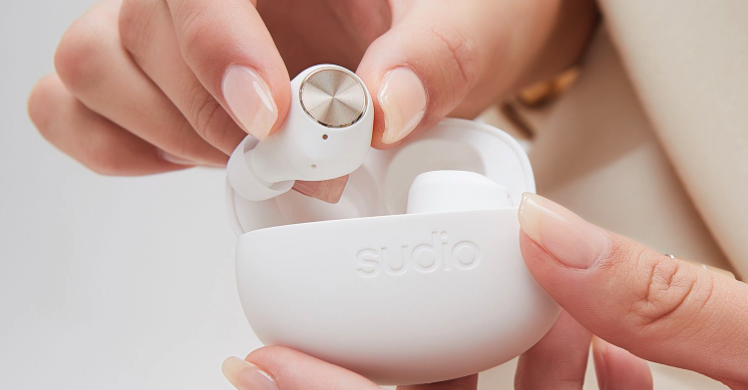 t2wht-one-earbud.png